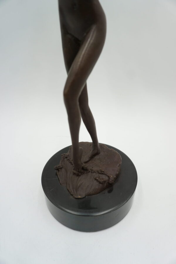 FIGURA Z BRĄZU – AKT WYZYWAJĄCA KOBIETA STOJĄCA