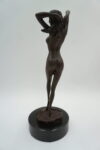 FIGURA Z BRĄZU – AKT WYZYWAJĄCA KOBIETA STOJĄCA