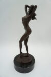 FIGURA Z BRĄZU – AKT WYZYWAJĄCA KOBIETA STOJĄCA