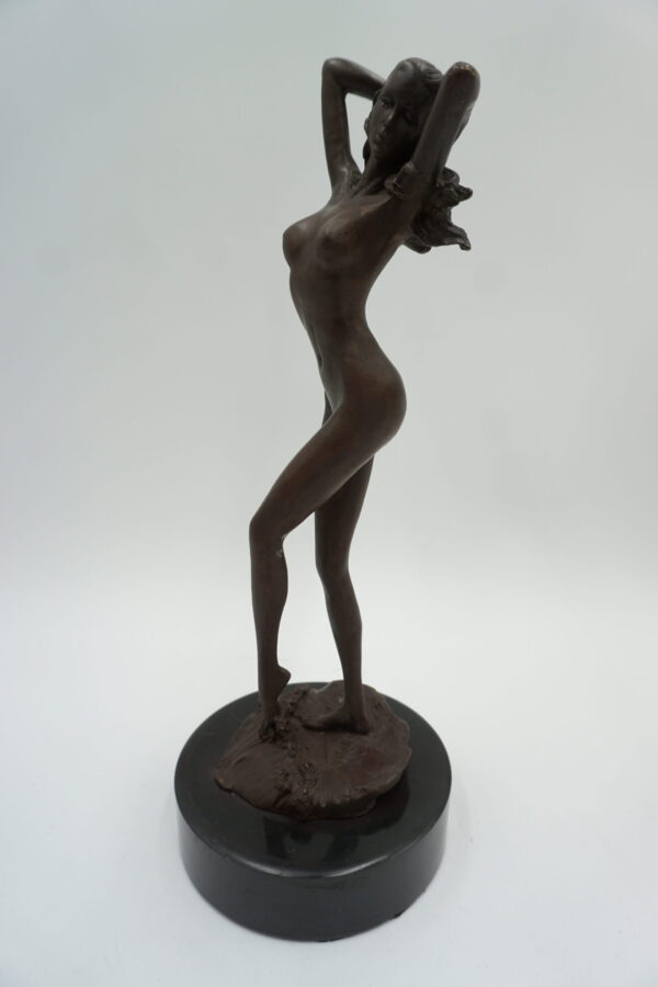 FIGURA Z BRĄZU – AKT WYZYWAJĄCA KOBIETA STOJĄCA