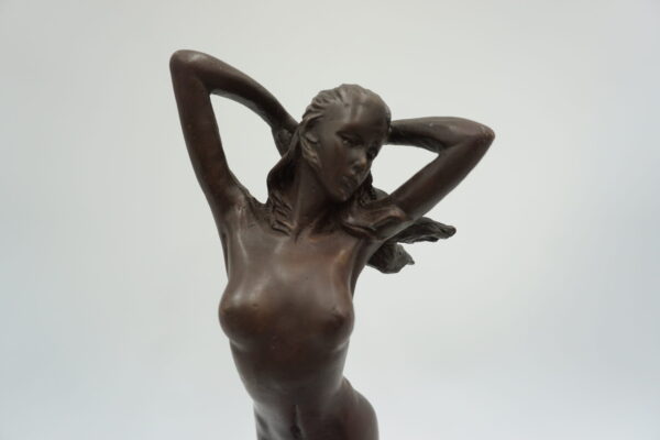 FIGURA Z BRĄZU – AKT WYZYWAJĄCA KOBIETA STOJĄCA