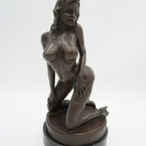AKT FIGURA Z BRĄZU KLĘCZĄCA NAGA KOBIETA