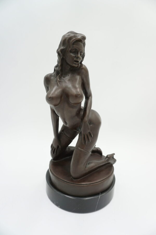 AKT FIGURA Z BRĄZU KLĘCZĄCA NAGA KOBIETA