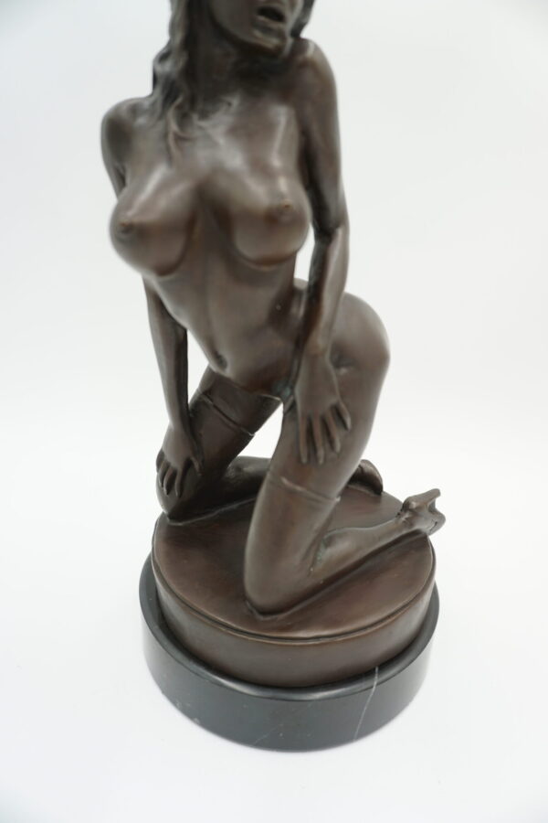 AKT FIGURA Z BRĄZU KLĘCZĄCA NAGA KOBIETA