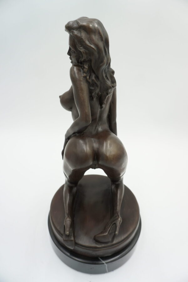 AKT FIGURA Z BRĄZU KLĘCZĄCA NAGA KOBIETA
