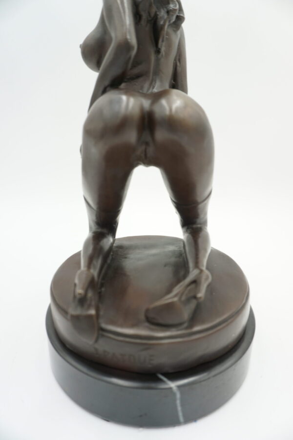 AKT FIGURA Z BRĄZU KLĘCZĄCA NAGA KOBIETA