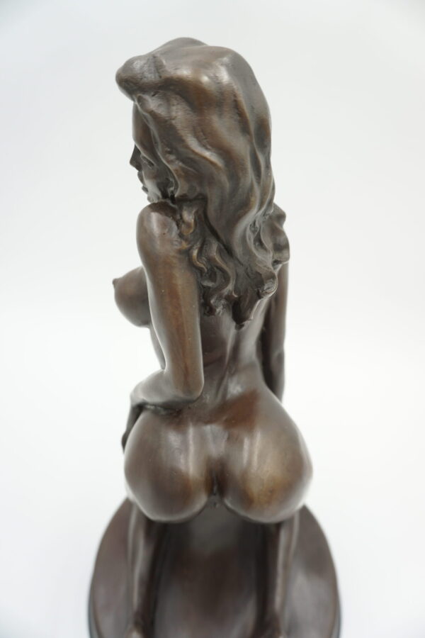 AKT FIGURA Z BRĄZU KLĘCZĄCA NAGA KOBIETA