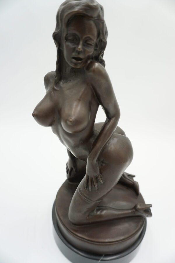 AKT FIGURA Z BRĄZU KLĘCZĄCA NAGA KOBIETA