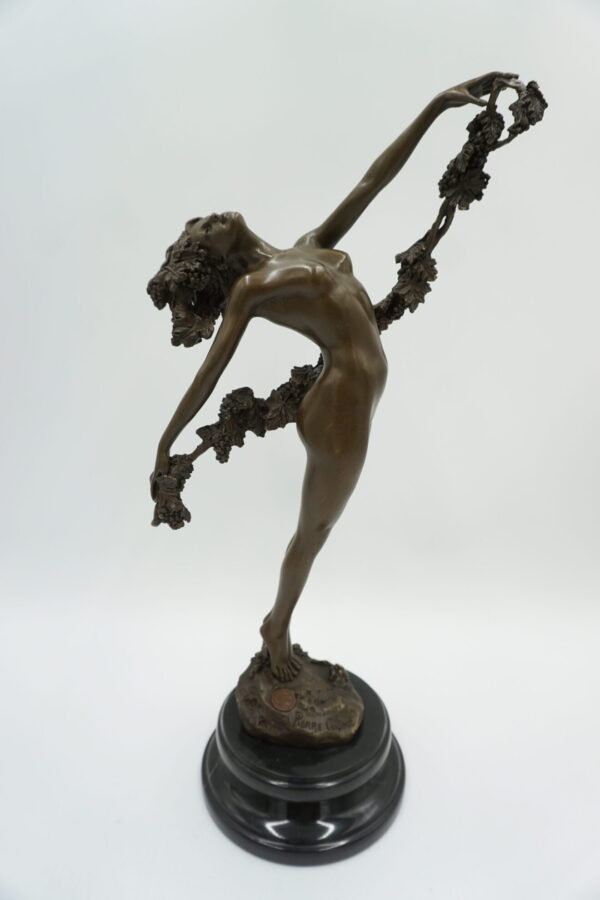 FIGURA Z BRĄZU KOBIETA Z WINOROŚLĄ