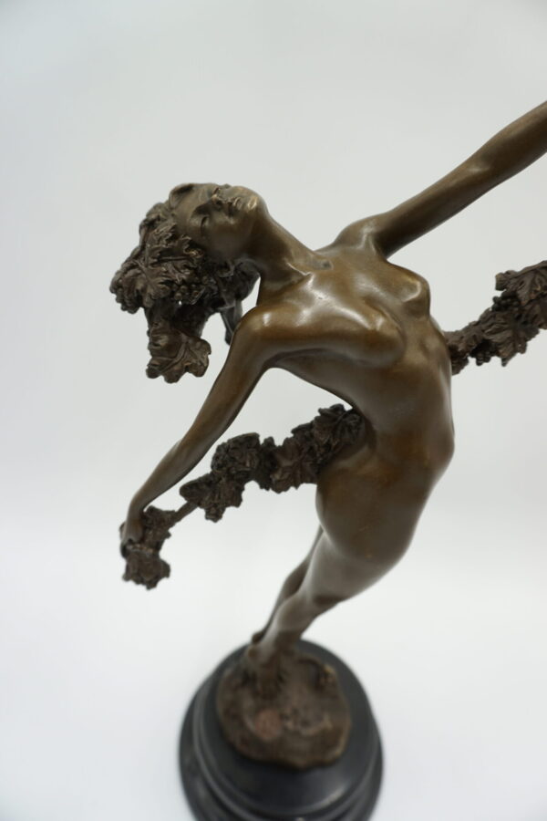 FIGURA Z BRĄZU KOBIETA Z WINOROŚLĄ