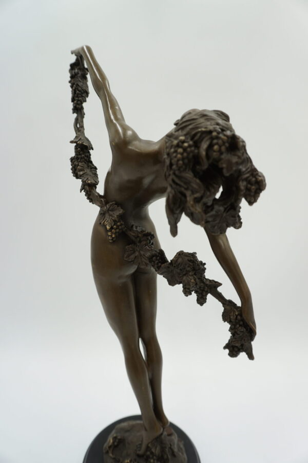 FIGURA Z BRĄZU KOBIETA Z WINOROŚLĄ