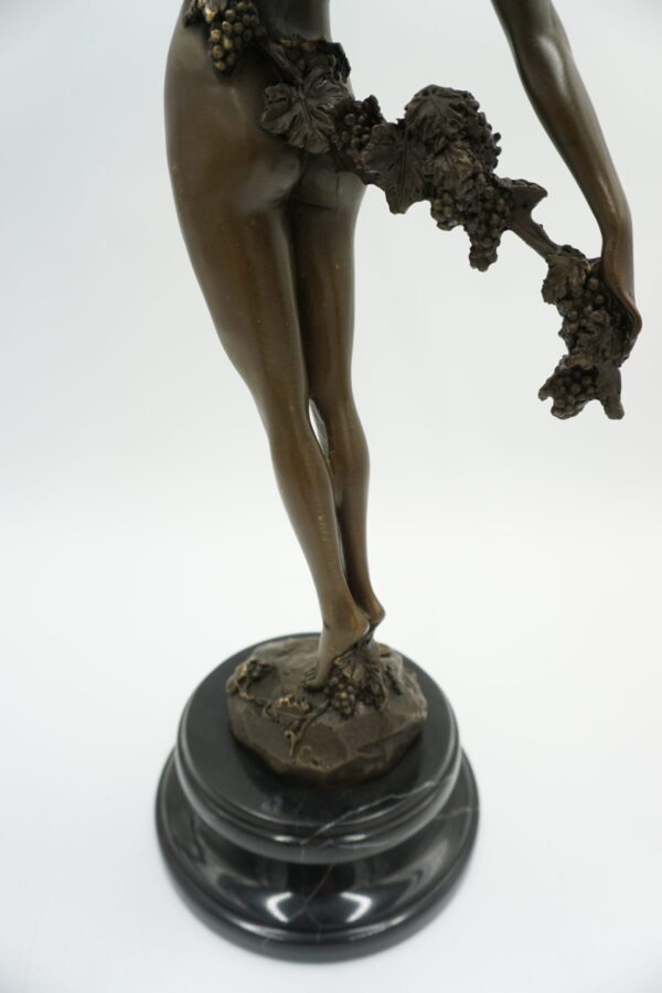 FIGURA Z BRĄZU KOBIETA Z WINOROŚLĄ