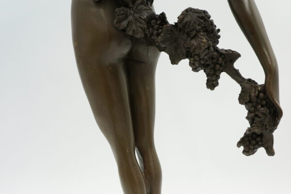 FIGURA Z BRĄZU KOBIETA Z WINOROŚLĄ