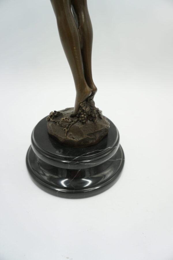 FIGURA Z BRĄZU KOBIETA Z WINOROŚLĄ