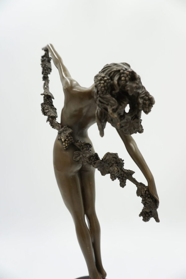 FIGURA Z BRĄZU KOBIETA Z WINOROŚLĄ