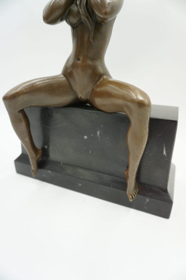 AKT NAGA SIEDZĄCA KOBIETA FIGURA Z BRĄZU