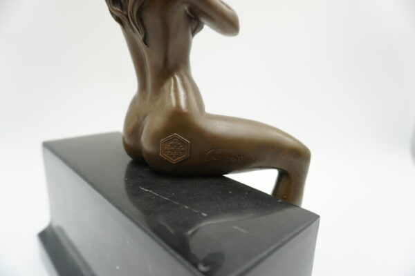 AKT NAGA SIEDZĄCA KOBIETA FIGURA Z BRĄZU