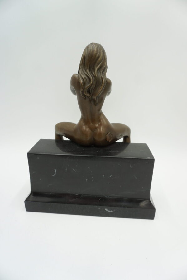 AKT NAGA SIEDZĄCA KOBIETA FIGURA Z BRĄZU