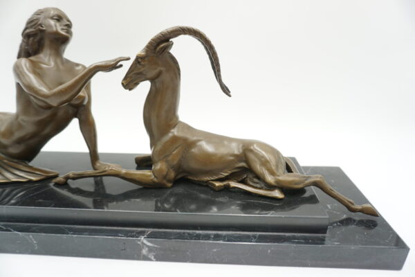 DUŻA FIGURA Z BRĄZU KOBIETA AMAZONKA Z ANTYLOPĄ