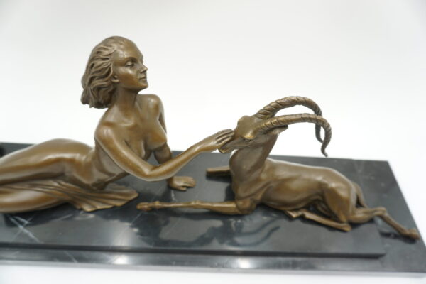 DUŻA FIGURA Z BRĄZU KOBIETA AMAZONKA Z ANTYLOPĄ