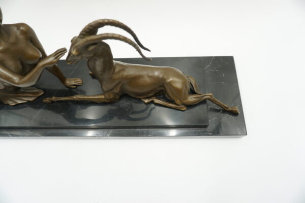 DUŻA FIGURA Z BRĄZU KOBIETA AMAZONKA Z ANTYLOPĄ