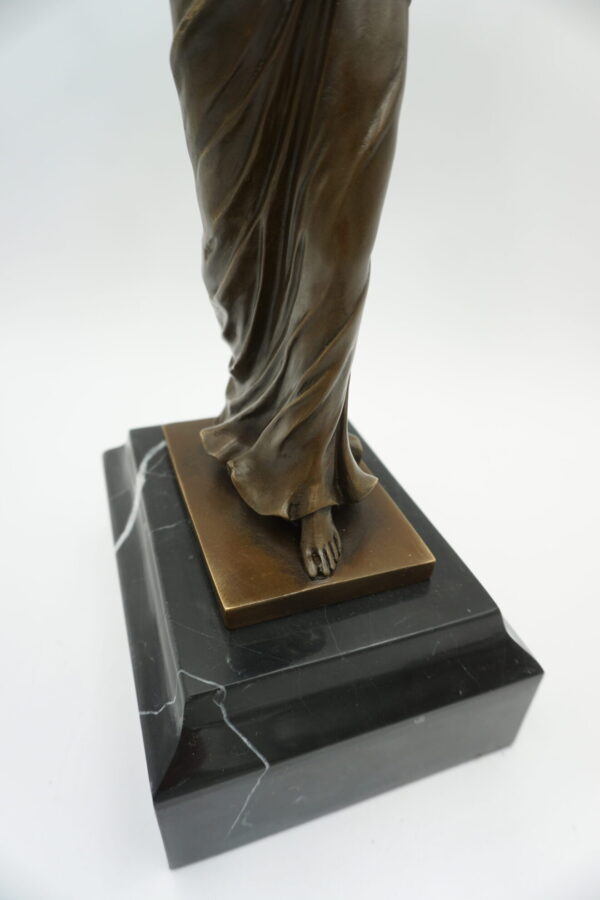 DOSTOJNA KOBIETA FIGURA Z BRĄZU - SYGNOWANA