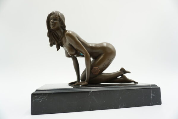 AKT NAGA KOBIETA NA KOLANACH FIGURA Z BRĄZU