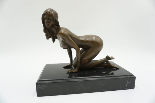AKT NAGA KOBIETA NA KOLANACH FIGURA Z BRĄZU