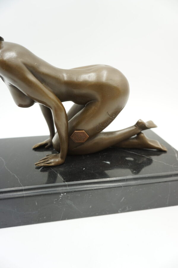 AKT NAGA KOBIETA NA KOLANACH FIGURA Z BRĄZU