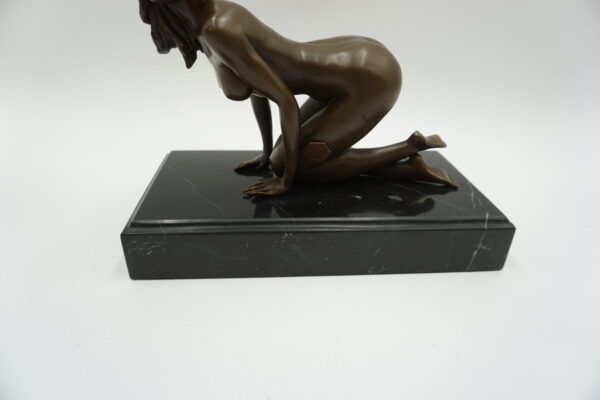 AKT NAGA KOBIETA NA KOLANACH FIGURA Z BRĄZU