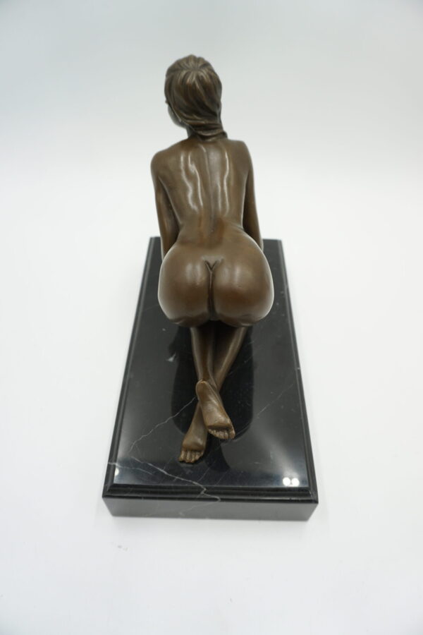 AKT NAGA KOBIETA NA KOLANACH FIGURA Z BRĄZU