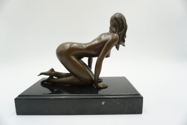 AKT NAGA KOBIETA NA KOLANACH FIGURA Z BRĄZU