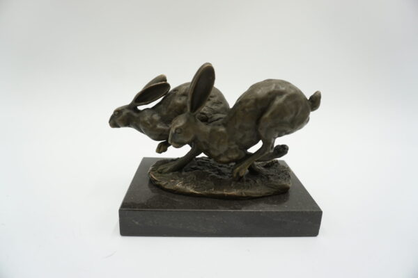 FIGURA Z BRĄZU ZAJĄCE W BIEGU