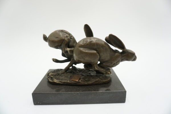 FIGURA Z BRĄZU ZAJĄCE W BIEGU