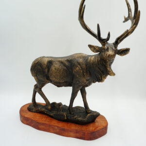 ŻELIWNA FIGURA JELEŃ NA PODSTAWIE Z DREWNA