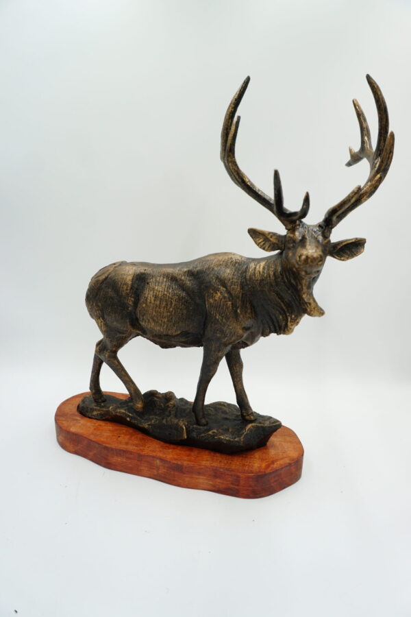 ŻELIWNA FIGURA JELEŃ NA PODSTAWIE Z DREWNA