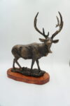 ŻELIWNA FIGURA JELEŃ NA PODSTAWIE Z DREWNA