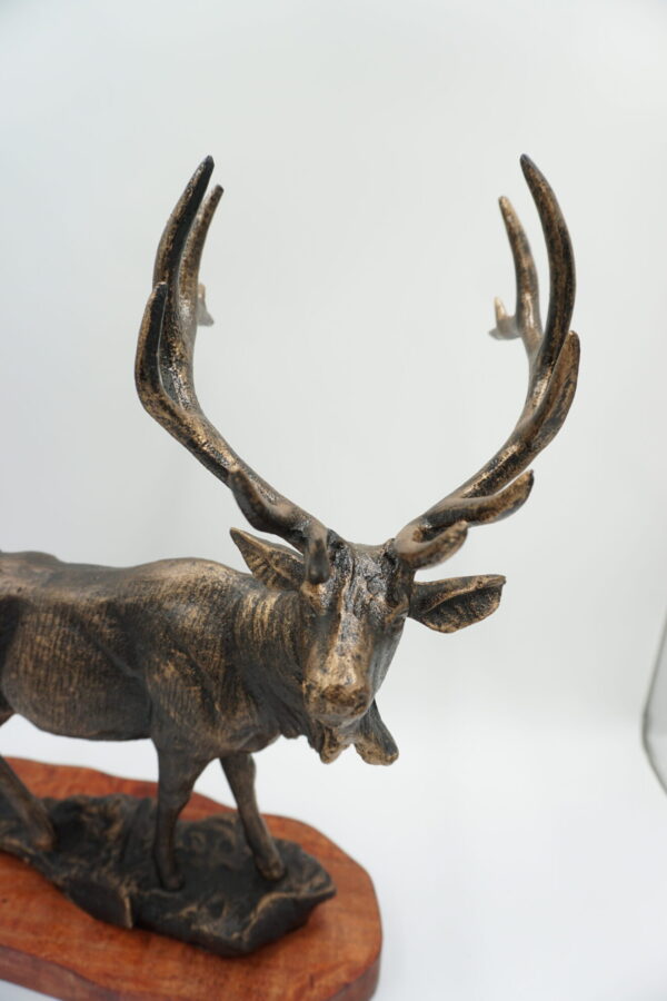 ŻELIWNA FIGURA JELEŃ NA PODSTAWIE Z DREWNA