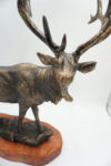 ŻELIWNA FIGURA JELEŃ NA PODSTAWIE Z DREWNA