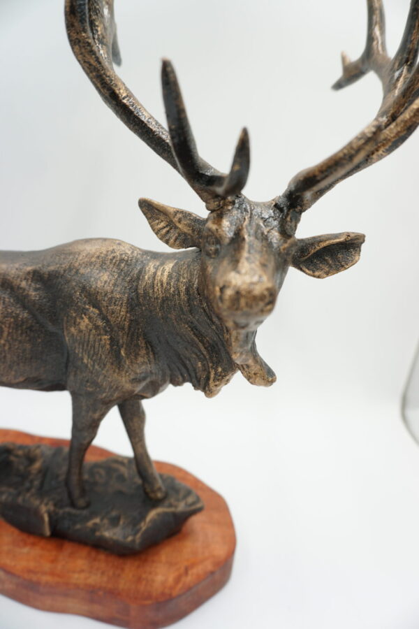 ŻELIWNA FIGURA JELEŃ NA PODSTAWIE Z DREWNA
