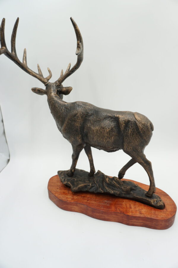 ŻELIWNA FIGURA JELEŃ NA PODSTAWIE Z DREWNA