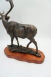 ŻELIWNA FIGURA JELEŃ NA PODSTAWIE Z DREWNA