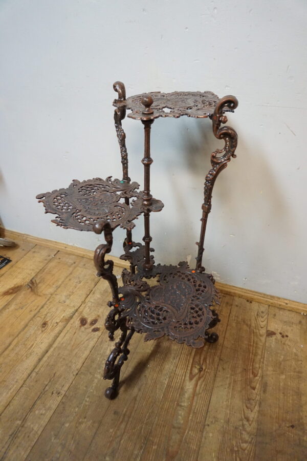 ŻELIWNY 3-POZIOMOWY KWIETNIK STOLIK