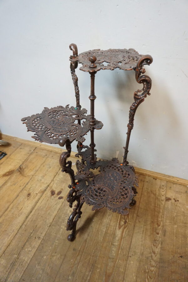 ŻELIWNY 3-POZIOMOWY KWIETNIK STOLIK