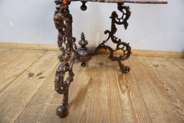 ŻELIWNY 3-POZIOMOWY KWIETNIK STOLIK