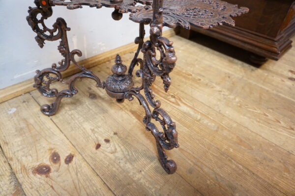 ŻELIWNY 3-POZIOMOWY KWIETNIK STOLIK