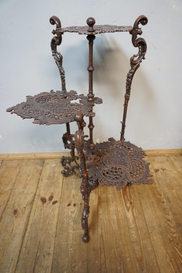 ŻELIWNY 3-POZIOMOWY KWIETNIK STOLIK