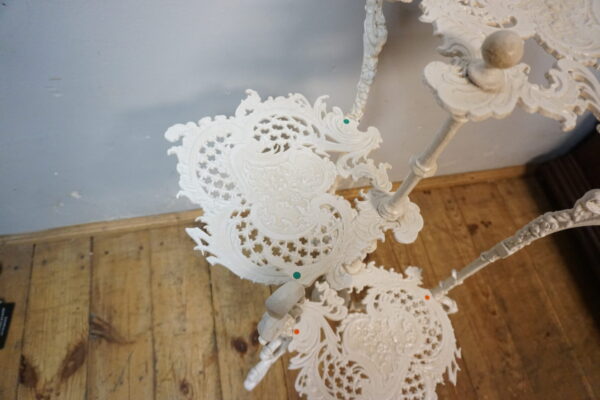 ŻELIWNY 3-POZIOMOWY KWIETNIK STOLIK BIAŁY