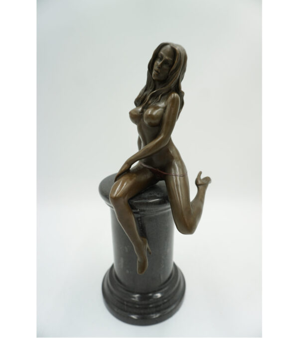 FIGURA Z BRĄZU – AKT NAGA KOBIETA W SZPILKACH NA KAMIENIU