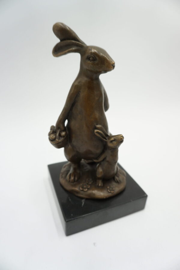 FIGURA Z BRĄZU ZAJĄC ZAJĄCZEK Z DZIECKIEM